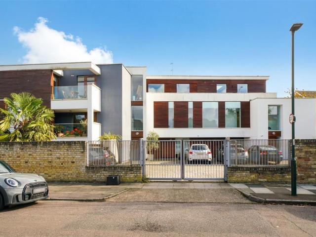 Flat for sale in London Borough of Richmond upon Thames, Greater London