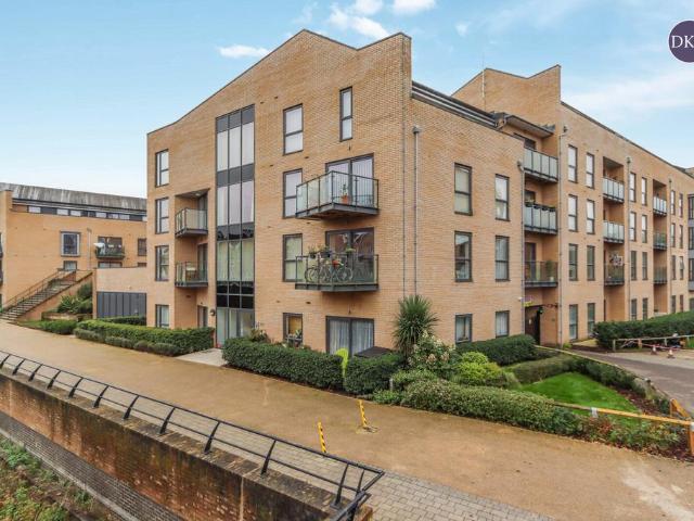 Flat for sale in Pouchen End, Hertfordshire