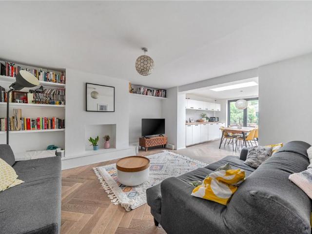 Flat for sale in London Borough of Lewisham, Ladywell