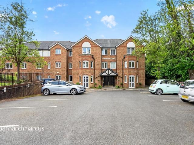 Flat for sale in Ewell, Surrey