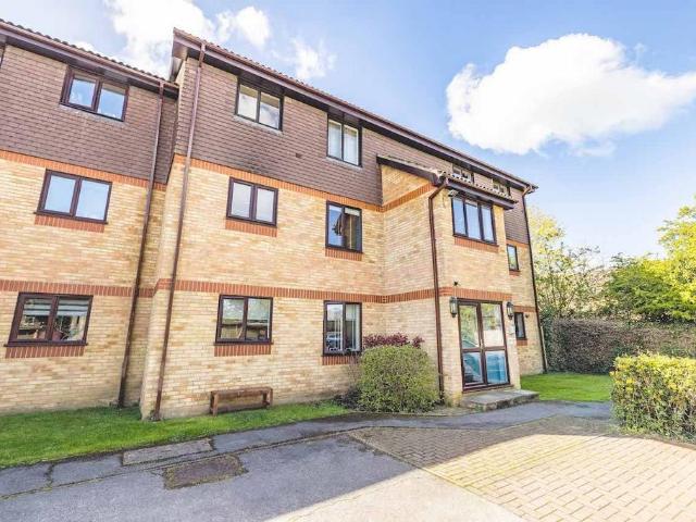 Flat for sale in Southlea, Datchet