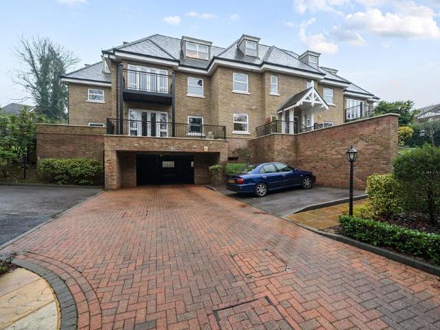 Flat for sale in Gerrards Cross, Denham