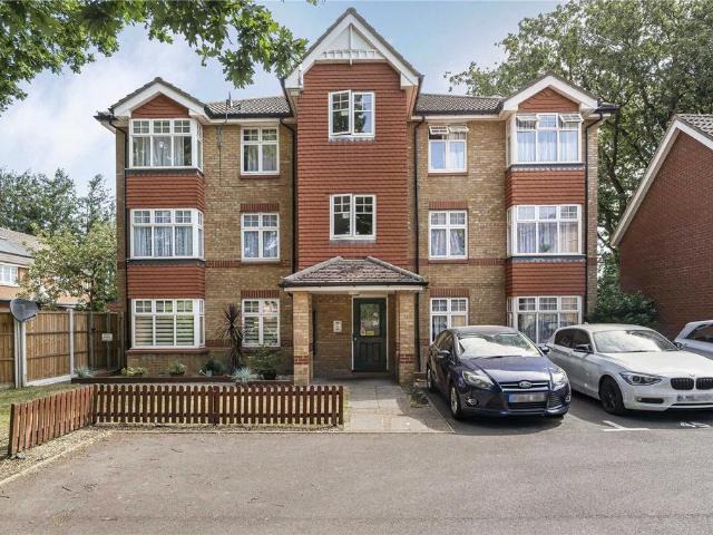 Flat for sale in London Borough of Hounslow, Greater London