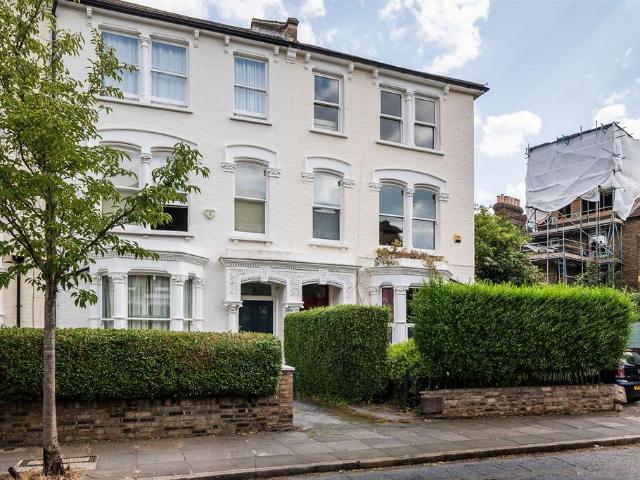 Flat for sale in Stroud Green, Greater London