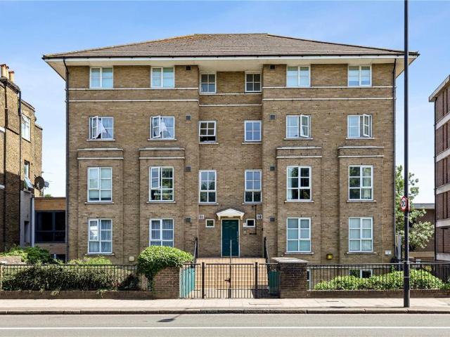 Flat for sale in Stoke Newington, Greater London