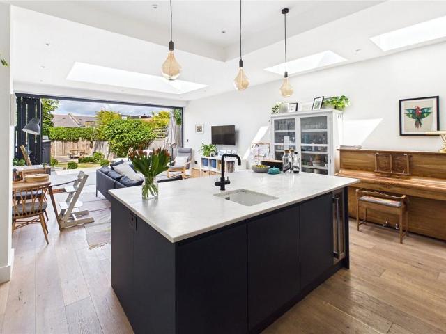 Flat for sale in Herne Hill, Greater London