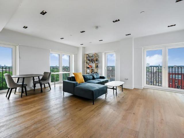 Flat for sale in Vauxhall, Greater London