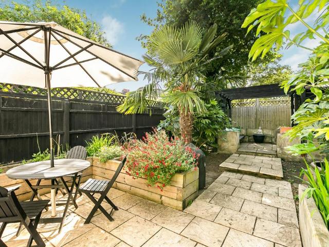 Flat for sale in Streatham, Greater London