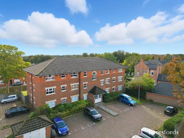 Flat for sale in Sunnymede, Billericay