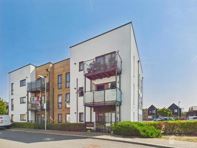 Flat for sale in Harlow, Essex