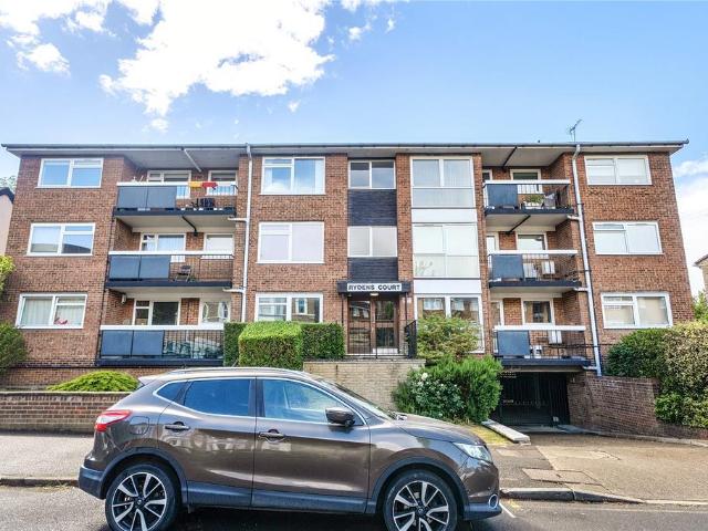 Flat for sale in Surbiton, Greater London