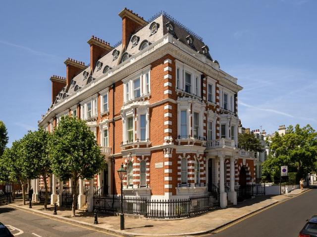 Flat for sale in Kensington, Greater London