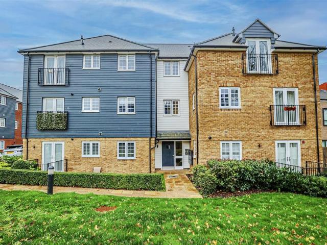 Flat for sale in Maylands, Pouchen End