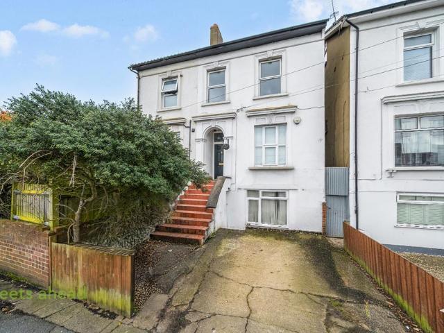 Flat for sale in London Borough of Croydon, Addiscombe