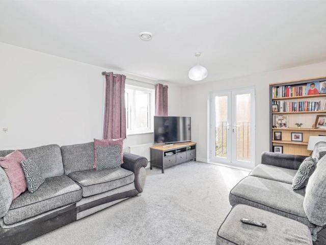Flat for sale in Kingswood, North Watford