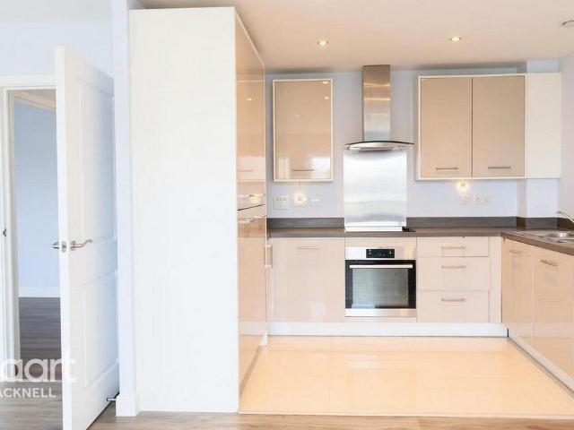 Flat for sale in Easthampstead, Bracknell