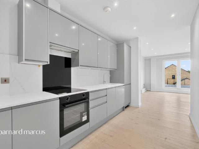 Flat for sale in Motspur Park, Greater London