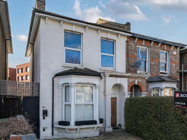 Flat for sale in East Dulwich, Greater London