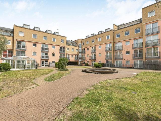 Flat for sale in London Borough of Hounslow, Greater London