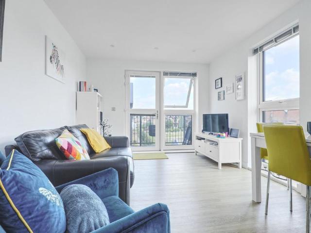 Flat for sale in Kings Hill, Colliers End