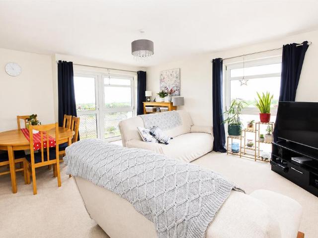 Flat for sale in Wallington, Greater London