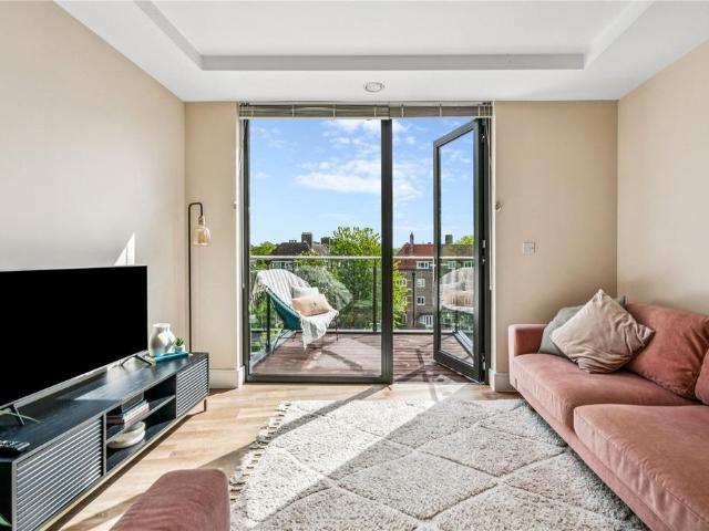 Flat for sale in Earlsfield, Greater London