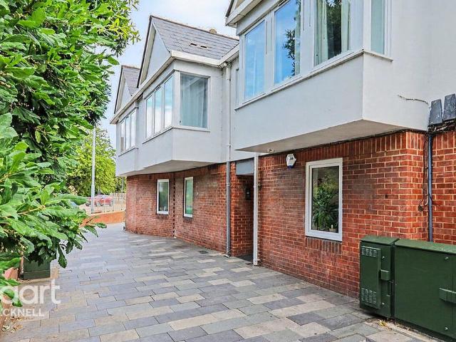 Flat for sale in Furze Platt, Maidenhead