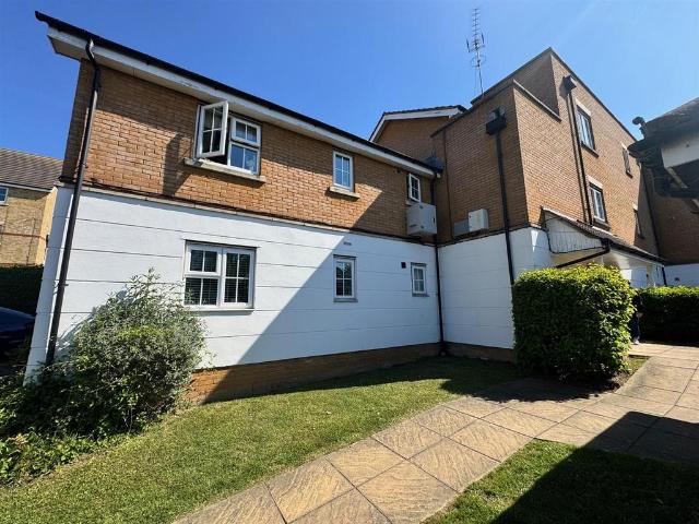 Flat for sale in Purfleet, Essex