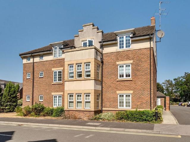 Flat for sale in Flitwick, Bedfordshire