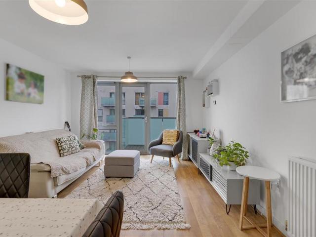 Flat for sale in Limehouse, Greater London