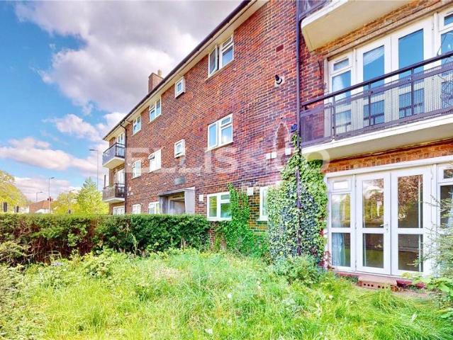 Flat for sale in London Borough of Hounslow, Greater London