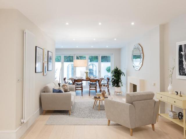 Flat for sale in Brompton, Greater London