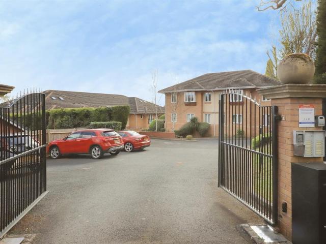 Flat for sale in Comberton, Rushock
