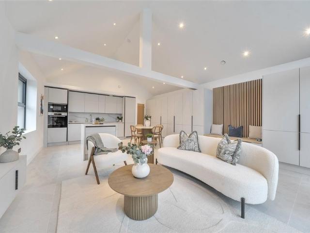 Flat for sale in Bushey, Bushey Heath