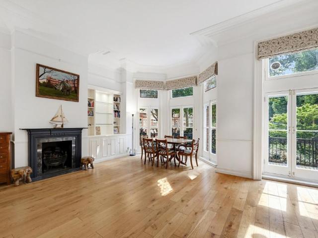 Flat for sale in Earl's Court, Greater London