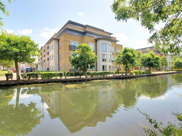 Flat for sale in Batchworth, Hertfordshire