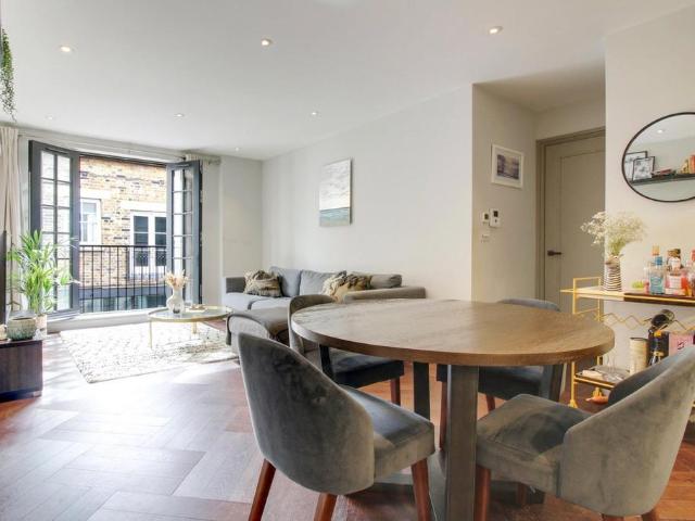 Flat for sale in Chalk Farm, Greater London