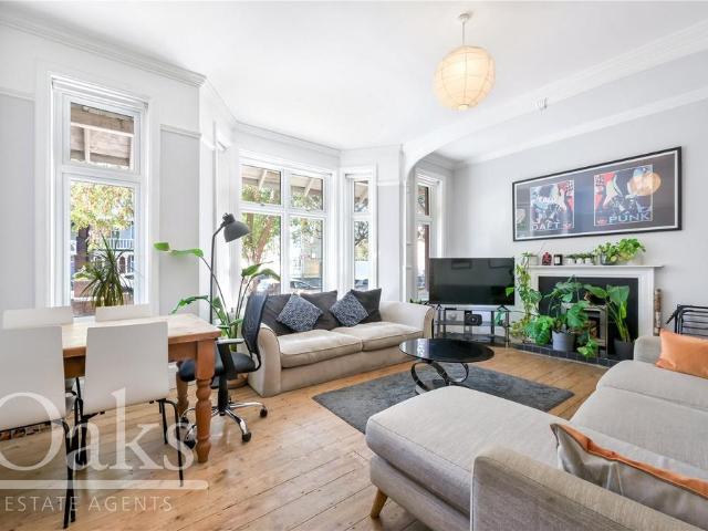 Flat for sale in Furzedown, Greater London