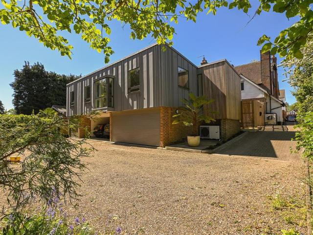Flat for sale in Hatching Green, Five Acres