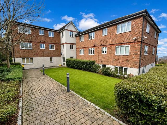 Flat for sale in Spring Park, Luton