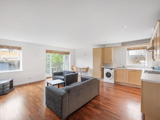 Flat for sale in Stockwell, Greater London