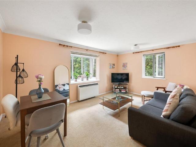 Flat for sale in Pinner, Greater London
