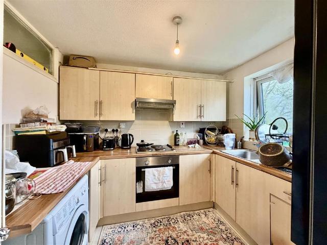 Flat for sale in London Borough of Hounslow, Spring Grove