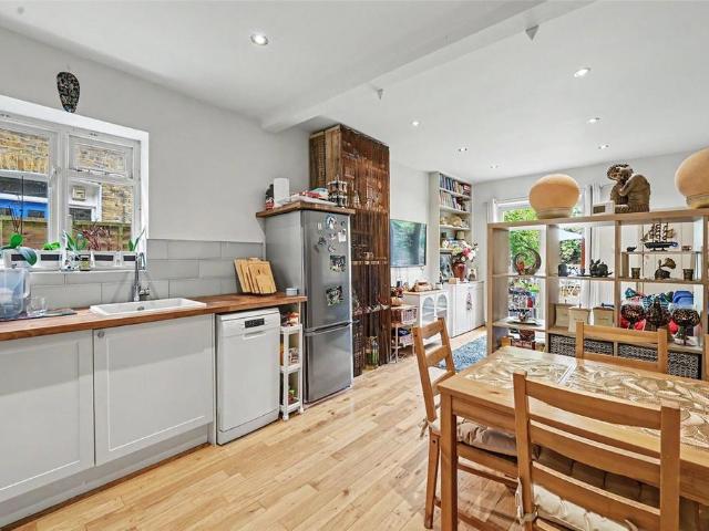 Flat for sale in Brondesbury, Greater London