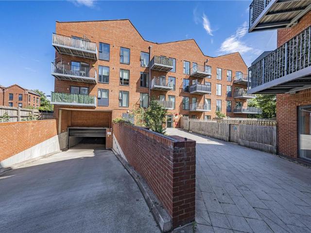 Flat for sale in Yiewsley, Greater London