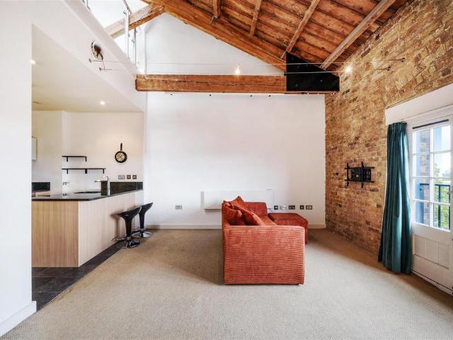 Flat for sale in Canning Town, Greater London