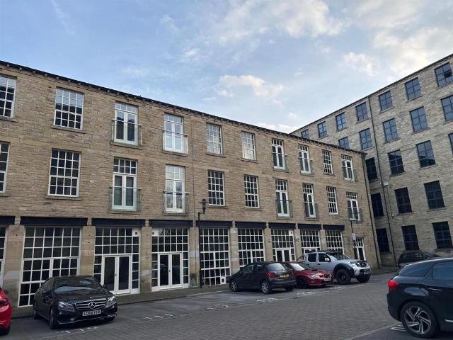 Flat for sale in Huddersfield, West Yorkshire