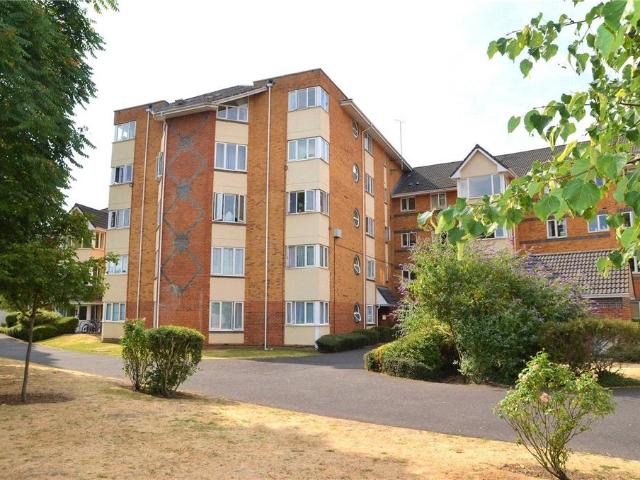 Flat for sale in Dee Park, Reading