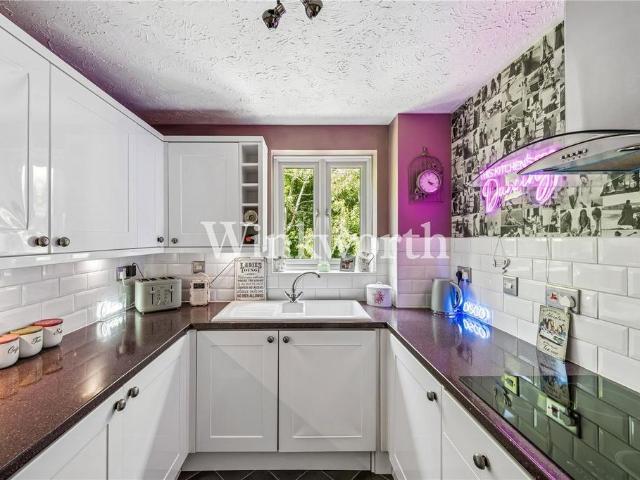 Flat for sale in Southgate, Greater London