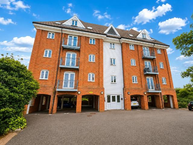 Flat for sale in Hythe, Fordham Heath